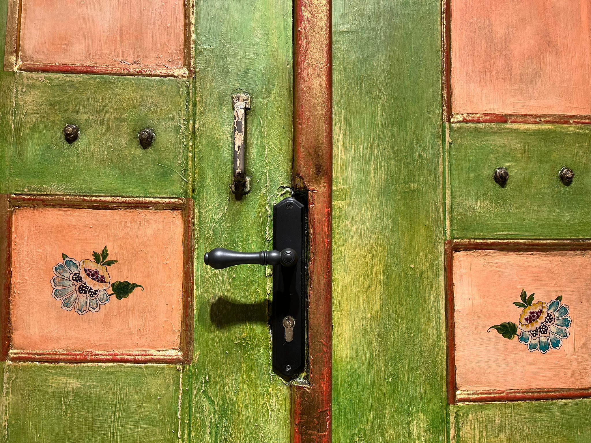 The hand-painted green door of the Gordes shop
